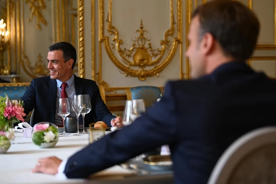 El presidente del Gobierno, Pedro Sánchez (i) y el presidente de la República Francesa, Emmanuel Macron (d), en el Palacio del Elíseo durante un almuerzo. Foto: EP