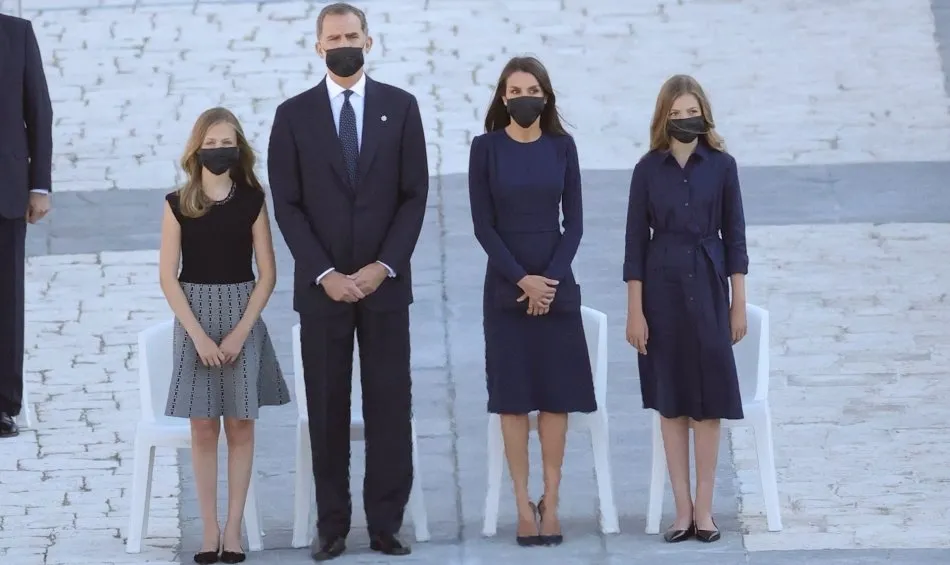 El rey Felipe VI, la reina Letizia, la infanta Sofía (d) y la Princesa de Asturias (i) al comienzo del homenaje de Estado a las víctimas de la pandemia de coronavirus celebrado en el Palacio Real de Madrid. Foto Pool
