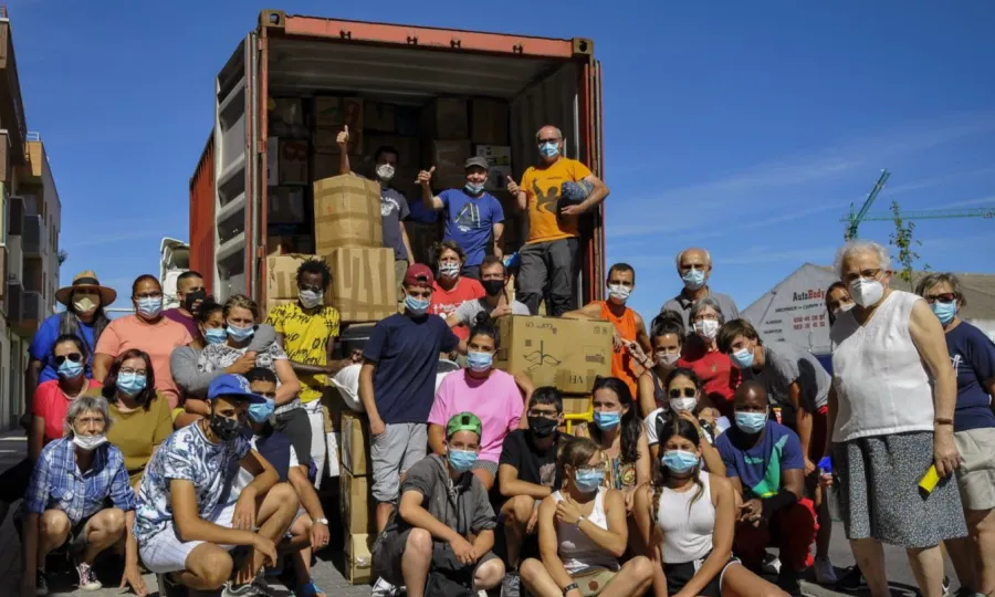 Voluntarios que han cargado 12.000 kilos de ropa y libros, entre otros, con destino a la ciudad de Capiatá en Paraguay