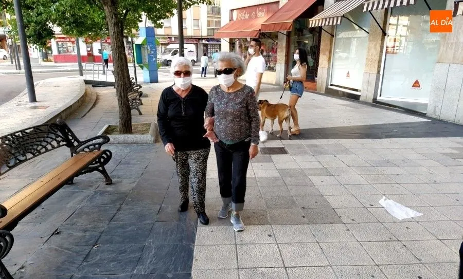 Viandantes con máscara paseando por el Alto del Rollo, en Salamanca