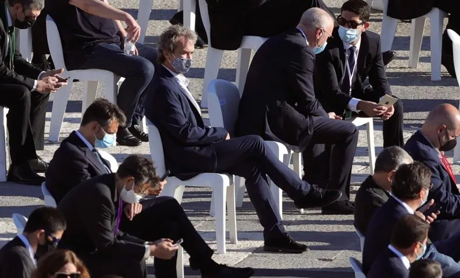 El director del Centro de Coordinación de Alertas y Emergencias Sanitarias del Ministerio de Sanidad, Fernando Simón, toma asiento a su llegada a la ceremonia de Estado para homenajear a las víctimas de la pandemia de Covid-19. Foto Pool