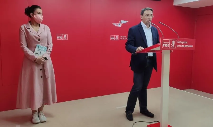Fernando Pablos junto a la secretaria de Organización del PSCyL, Ana Sánchez, en una rueda de prensa en Salamanca. Foto EP