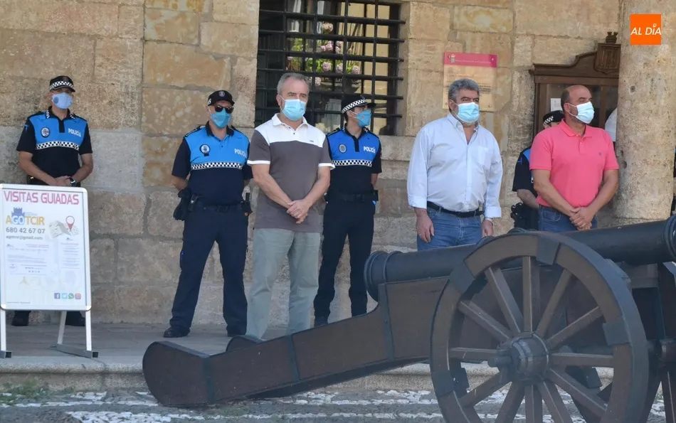 Foto 11 - Ciudad Rodrigo guarda de nuevo silencio en memoria de las v&iacute;ctimas del coronavirus  
