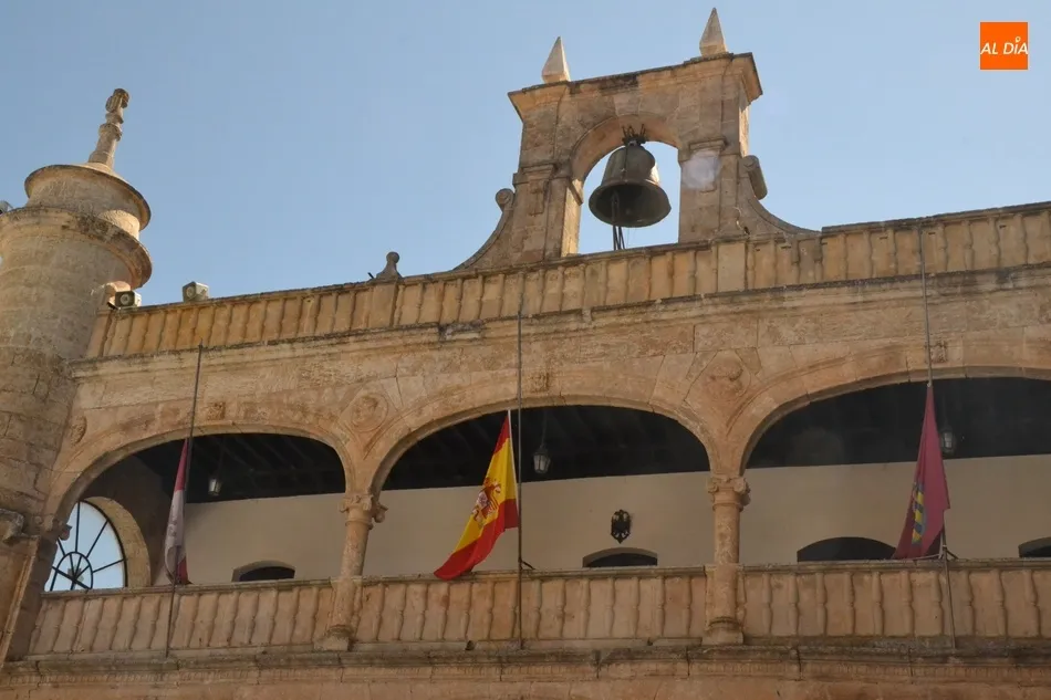 Foto 8 - Ciudad Rodrigo guarda de nuevo silencio en memoria de las v&iacute;ctimas del coronavirus  