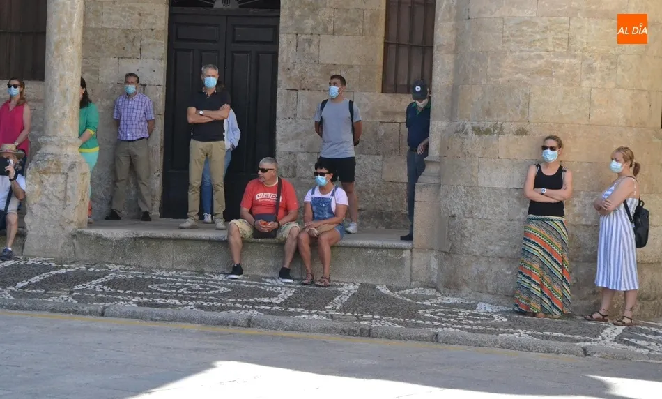 Foto 9 - Ciudad Rodrigo guarda de nuevo silencio en memoria de las v&iacute;ctimas del coronavirus  