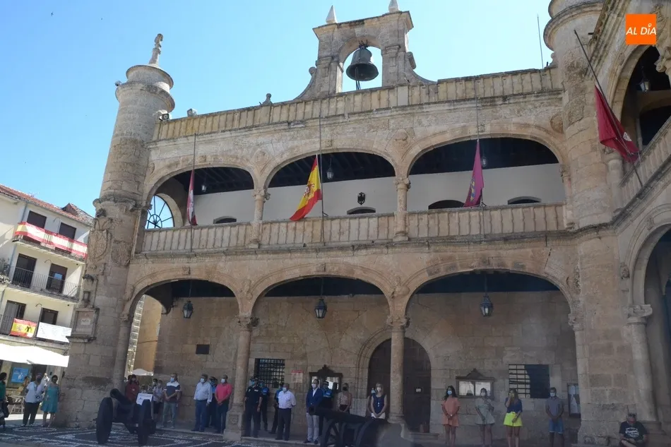 Foto 7 - Ciudad Rodrigo guarda de nuevo silencio en memoria de las v&iacute;ctimas del coronavirus  