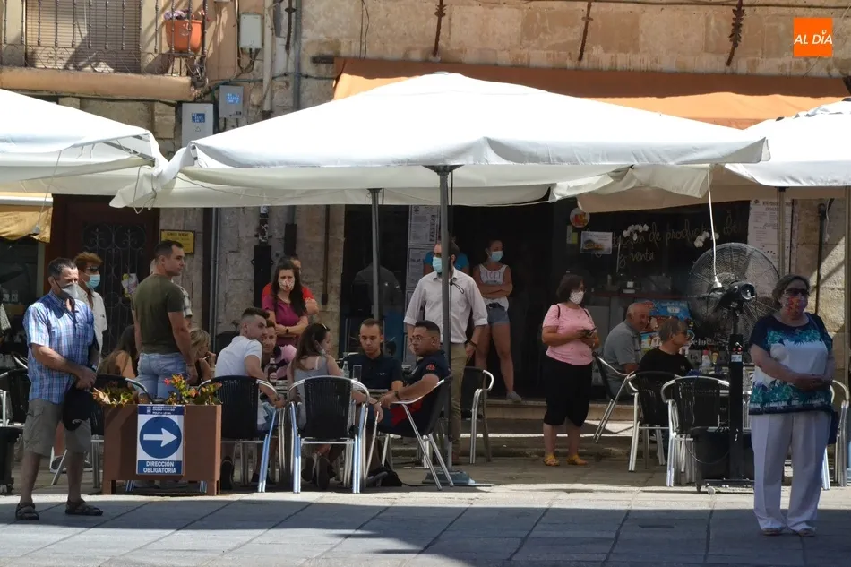 Foto 3 - Ciudad Rodrigo guarda de nuevo silencio en memoria de las v&iacute;ctimas del coronavirus  