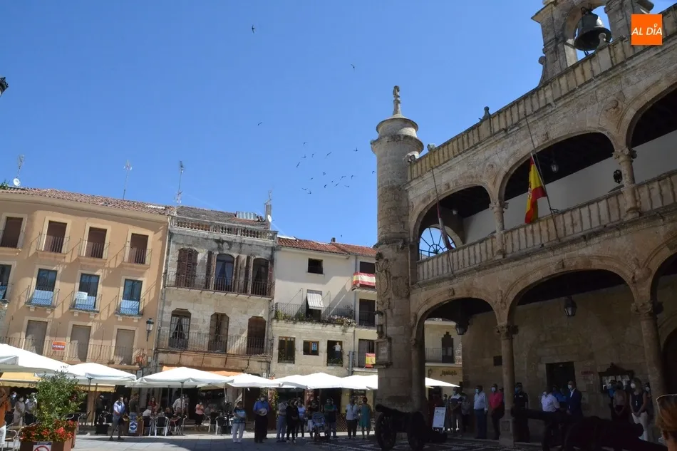 Foto 4 - Ciudad Rodrigo guarda de nuevo silencio en memoria de las v&iacute;ctimas del coronavirus  