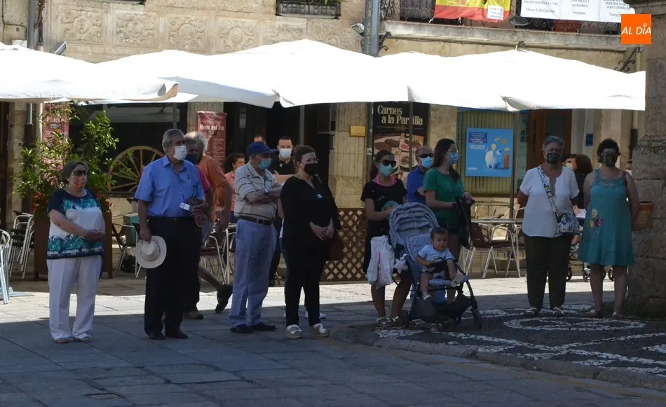 Foto 6 - Ciudad Rodrigo guarda de nuevo silencio en memoria de las v&iacute;ctimas del coronavirus  