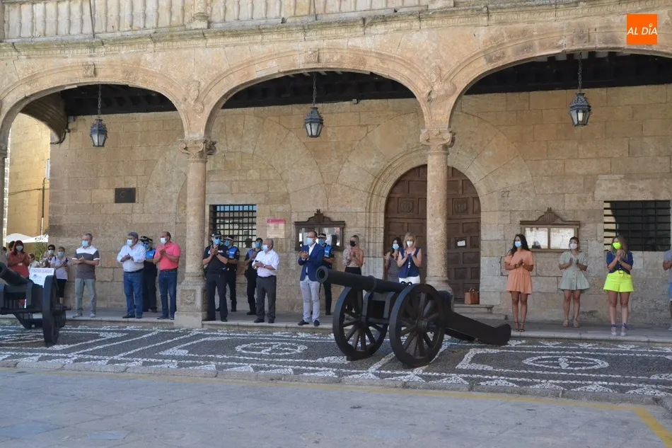 Foto 2 - Ciudad Rodrigo guarda de nuevo silencio en memoria de las v&iacute;ctimas del coronavirus  