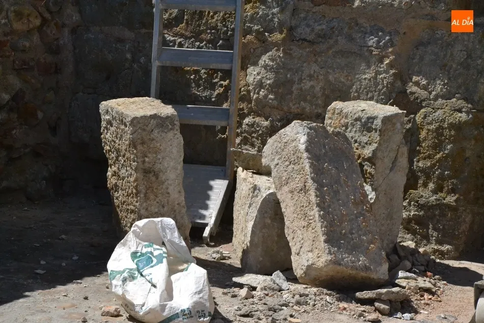 Foto 7 - Un cami&oacute;n golpea y desprende varias piedras de la b&oacute;veda grande de la Puerta de Amayuelas  
