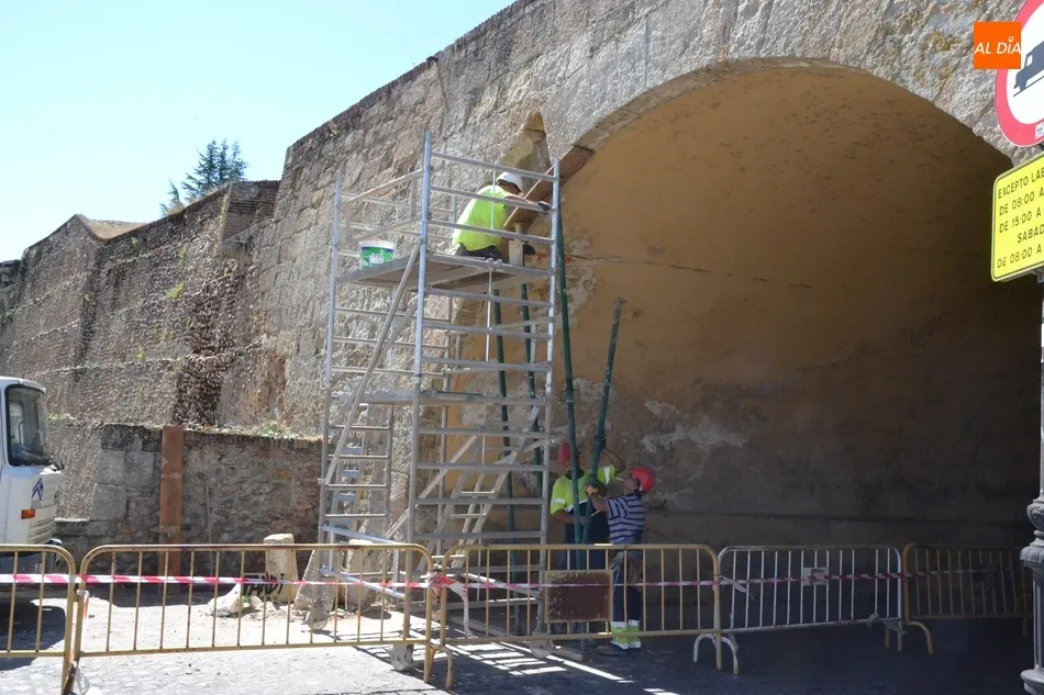 Foto 4 - Un cami&oacute;n golpea y desprende varias piedras de la b&oacute;veda grande de la Puerta de Amayuelas  
