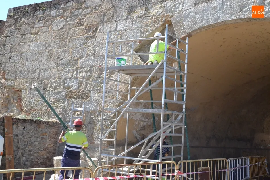 Foto 6 - Un cami&oacute;n golpea y desprende varias piedras de la b&oacute;veda grande de la Puerta de Amayuelas  