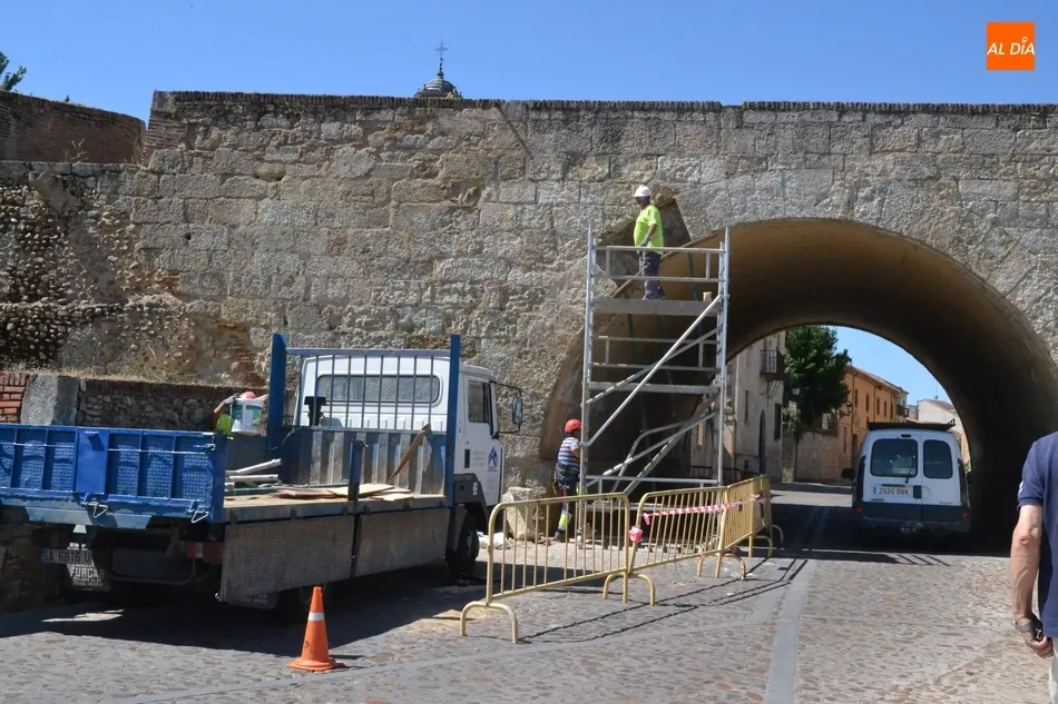 Un camión golpea y desprende varias piedras de la bóveda grande de la Puerta de Amayuelas  
