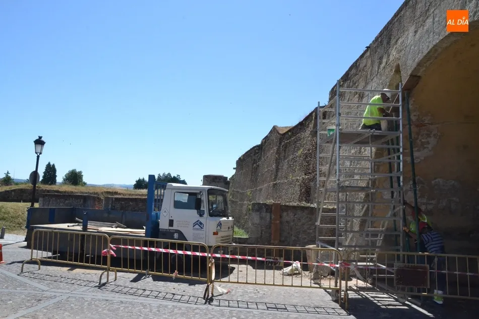 Foto 2 - Un cami&oacute;n golpea y desprende varias piedras de la b&oacute;veda grande de la Puerta de Amayuelas  