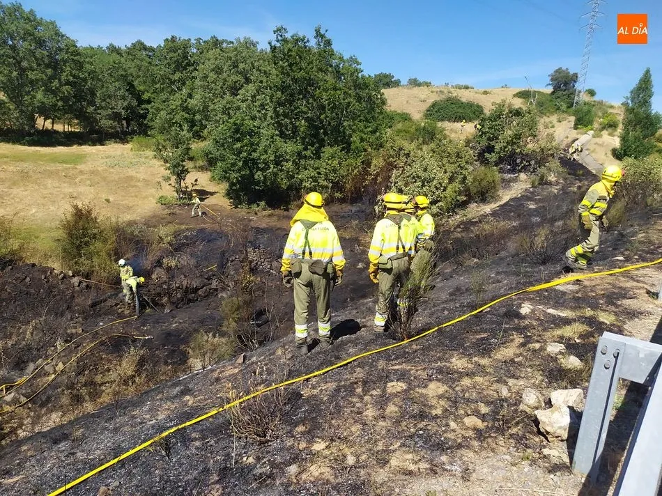 Los bomberos de la Junta trabajan en las labores de extinción de las llamas