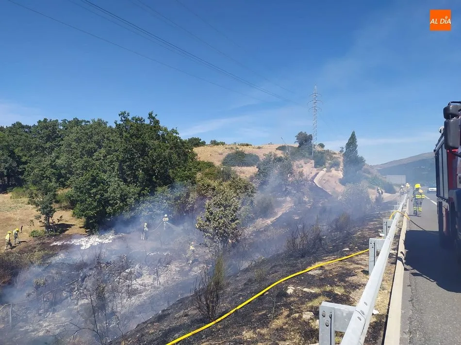 Foto 3 - Un incendio a la altura de B&eacute;jar obliga a cortar un carril de la A-66