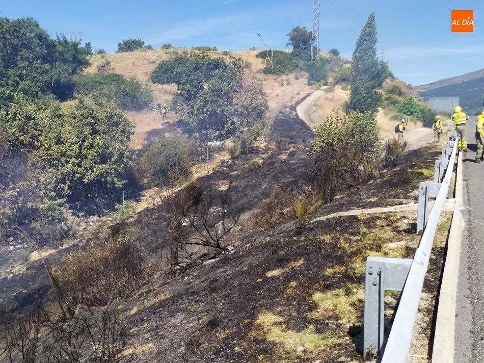 Foto 2 - Un incendio a la altura de B&eacute;jar obliga a cortar un carril de la A-66