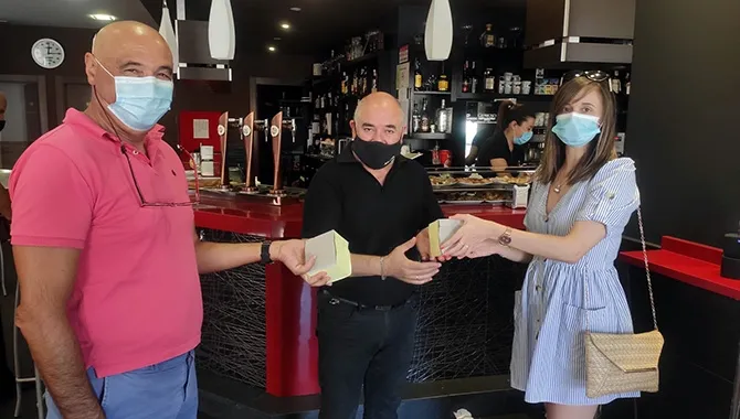 José Luis Sánchez y la concejal de cultura, Fatima Manzano, hacían entrega de los primeros posavasos este jueves por los bares de la ciudad