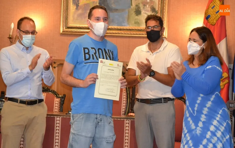 Foto 6 - Los 8 participantes en el curso de Actividades Administrativas reciben sus diplomas  