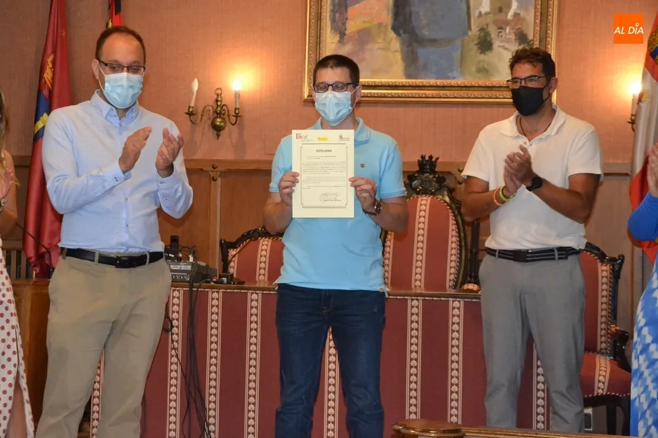 Foto 5 - Los 8 participantes en el curso de Actividades Administrativas reciben sus diplomas  