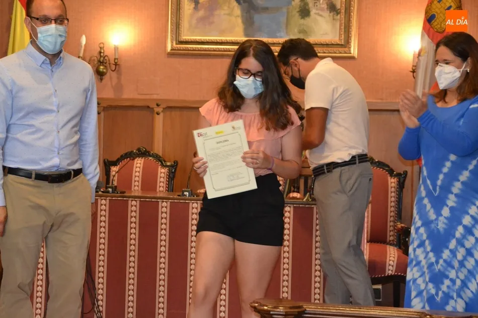 Foto 8 - Los 8 participantes en el curso de Actividades Administrativas reciben sus diplomas  