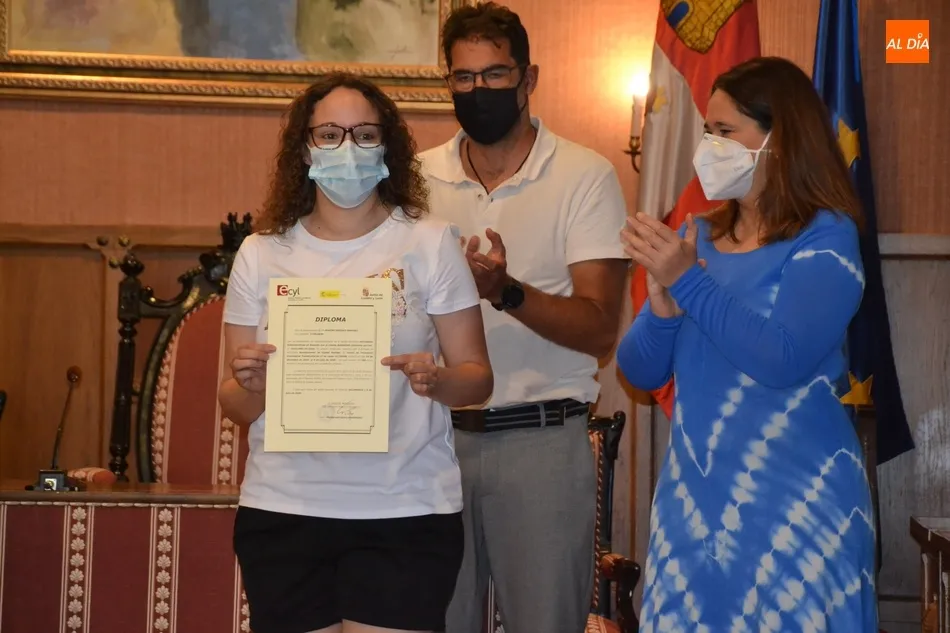 Foto 9 - Los 8 participantes en el curso de Actividades Administrativas reciben sus diplomas  
