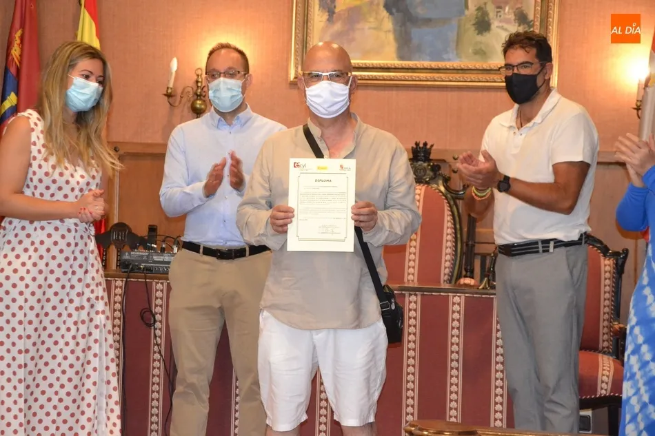 Foto 4 - Los 8 participantes en el curso de Actividades Administrativas reciben sus diplomas  