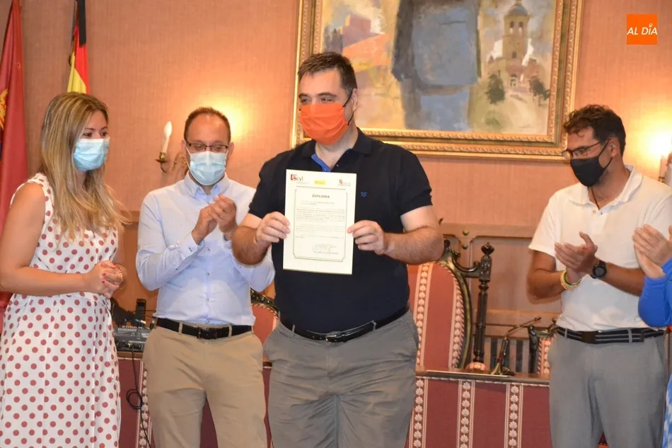 Foto 7 - Los 8 participantes en el curso de Actividades Administrativas reciben sus diplomas  
