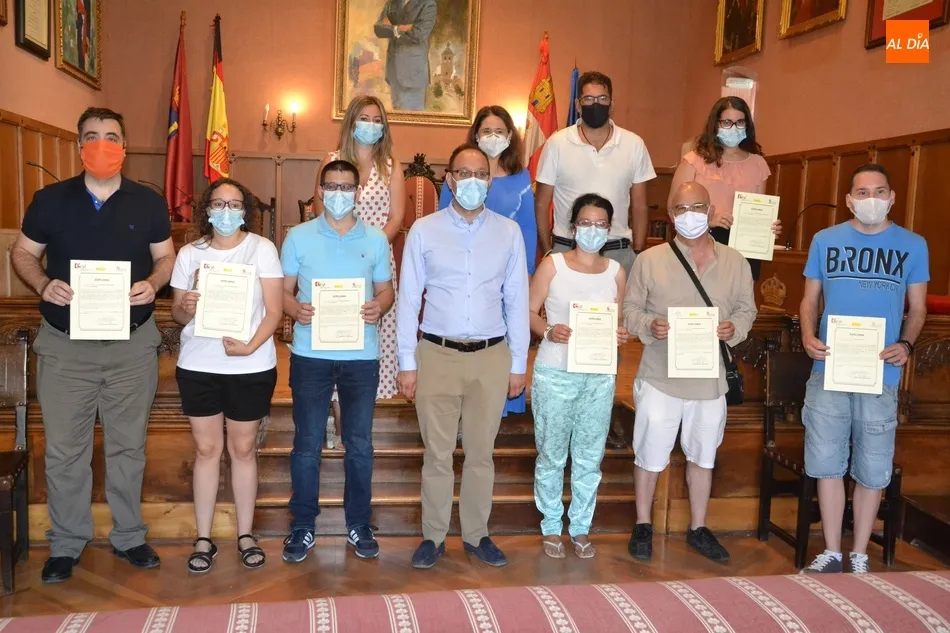 Los 8 participantes en el curso de Actividades Administrativas reciben sus diplomas  
