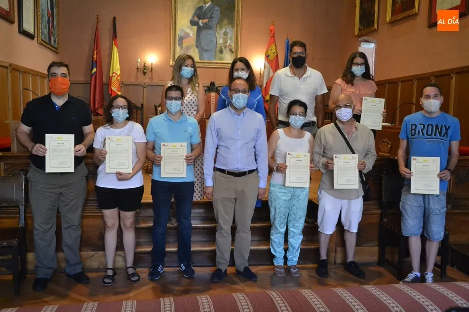 Foto 2 - Los 8 participantes en el curso de Actividades Administrativas reciben sus diplomas  
