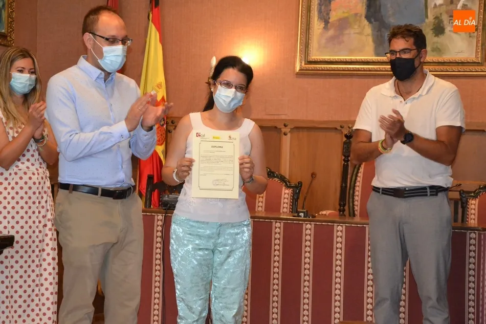 Foto 3 - Los 8 participantes en el curso de Actividades Administrativas reciben sus diplomas  