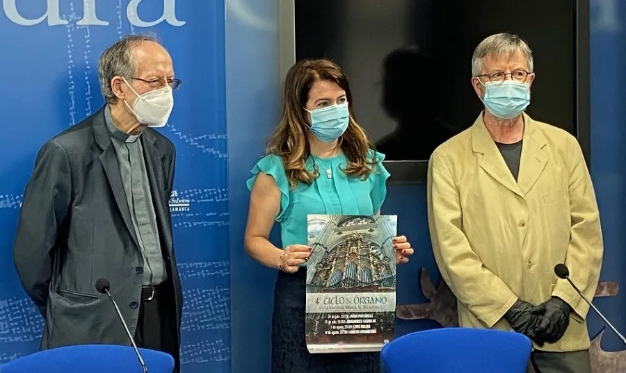 La concejala de Cultura, María Victoria Bermejo, junto a Jesús Terradillos, vicedeán de la Catedral de Salamanca, Alberto Moñivas, organista de la Catedral de Salamanca