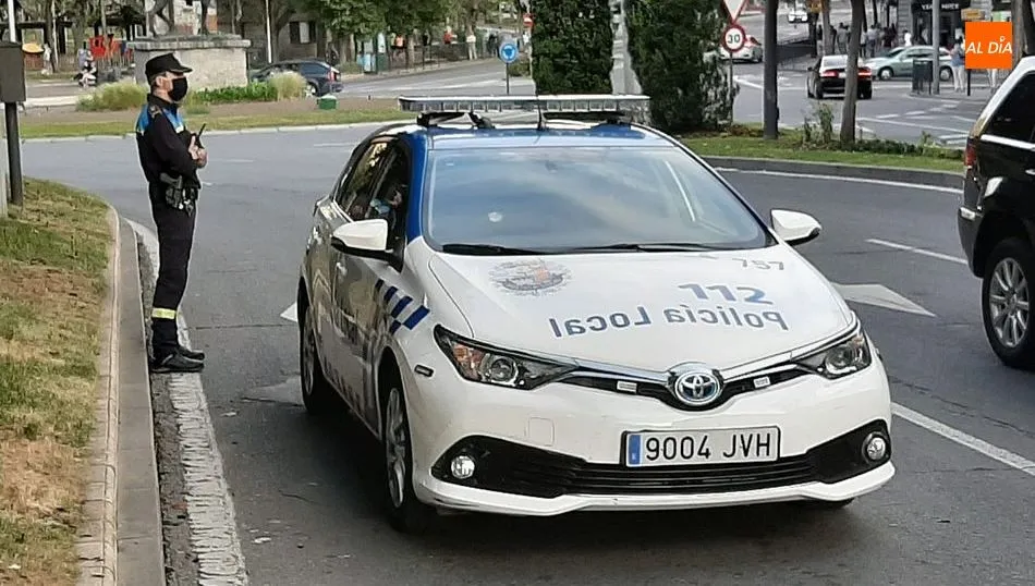 Agente de la Policía Local en la avenida de Mirat