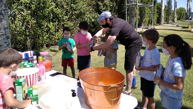 Teo Marcos realizaba un taller creativo con los integrantes de los Campamentos Urbanos