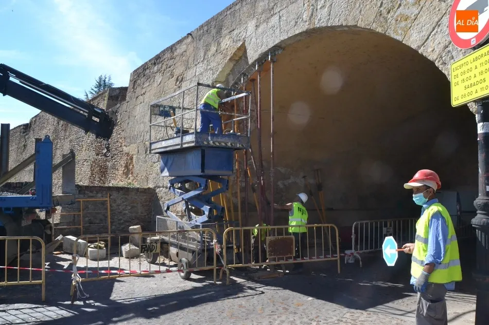 Foto 5 - Recolocadas las piedras ca&iacute;das de la b&oacute;veda grande de la Puerta de Amayuelas  