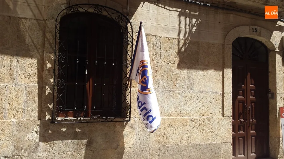 Foto 2 - Banderas madridistas en las calles para celebrar el t&iacute;tulo de Liga  