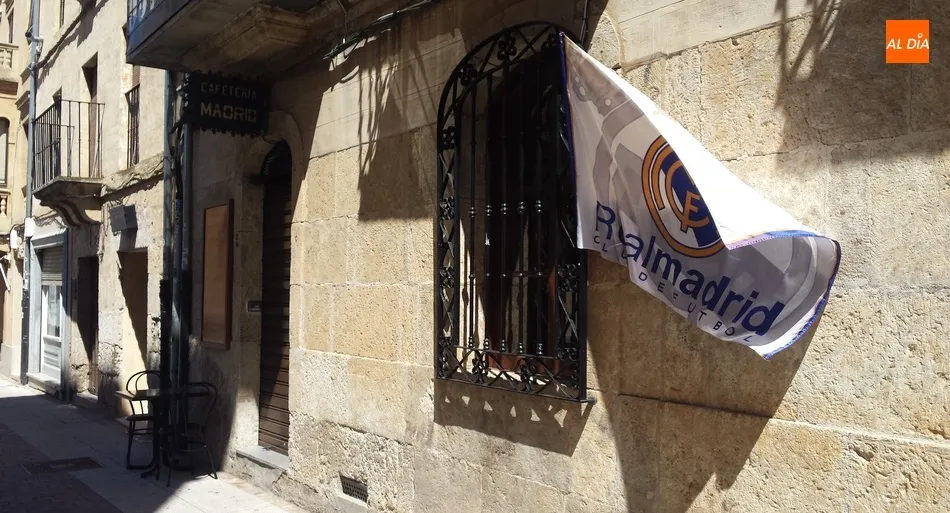 Banderas madridistas en las calles para celebrar el título de Liga  