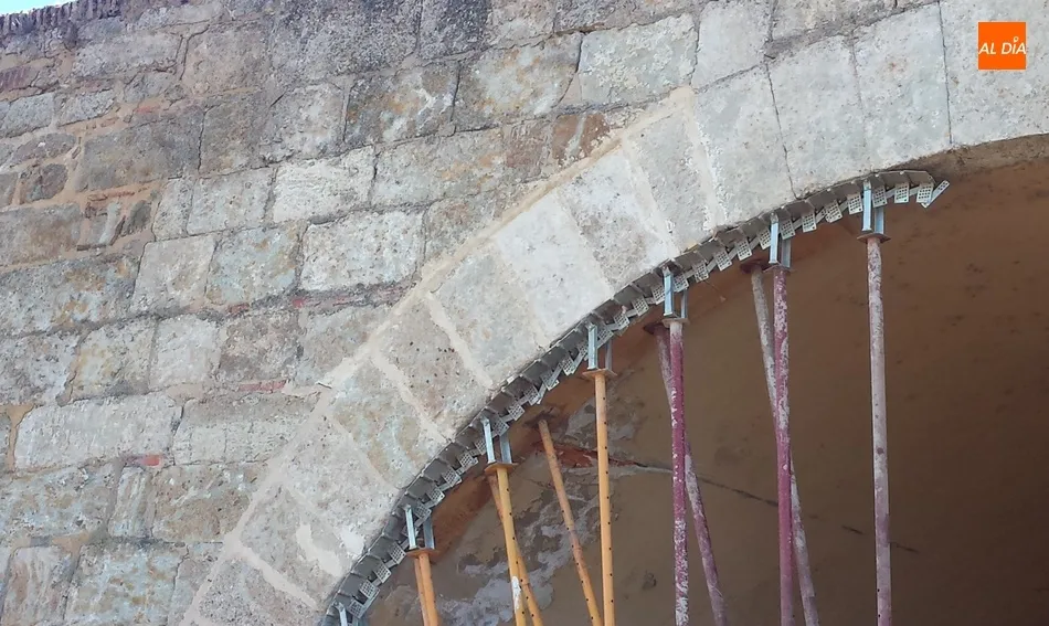 Recolocadas las piedras caídas de la bóveda grande de la Puerta de Amayuelas  