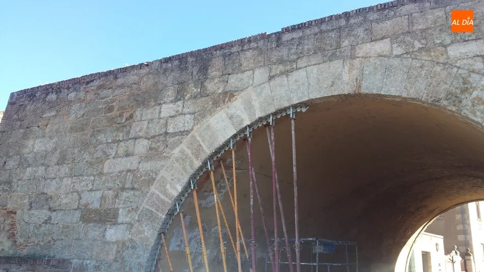 Foto 3 - Recolocadas las piedras ca&iacute;das de la b&oacute;veda grande de la Puerta de Amayuelas  