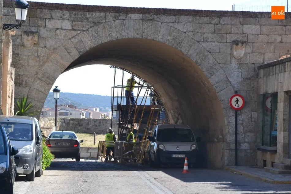 Foto 4 - Recolocadas las piedras ca&iacute;das de la b&oacute;veda grande de la Puerta de Amayuelas  
