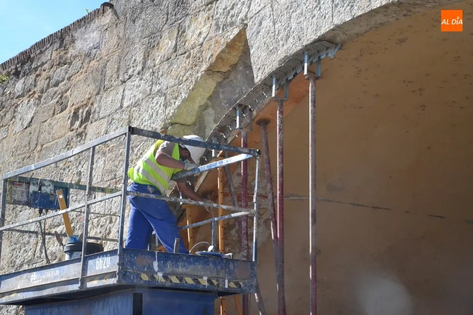 Foto 6 - Recolocadas las piedras ca&iacute;das de la b&oacute;veda grande de la Puerta de Amayuelas  