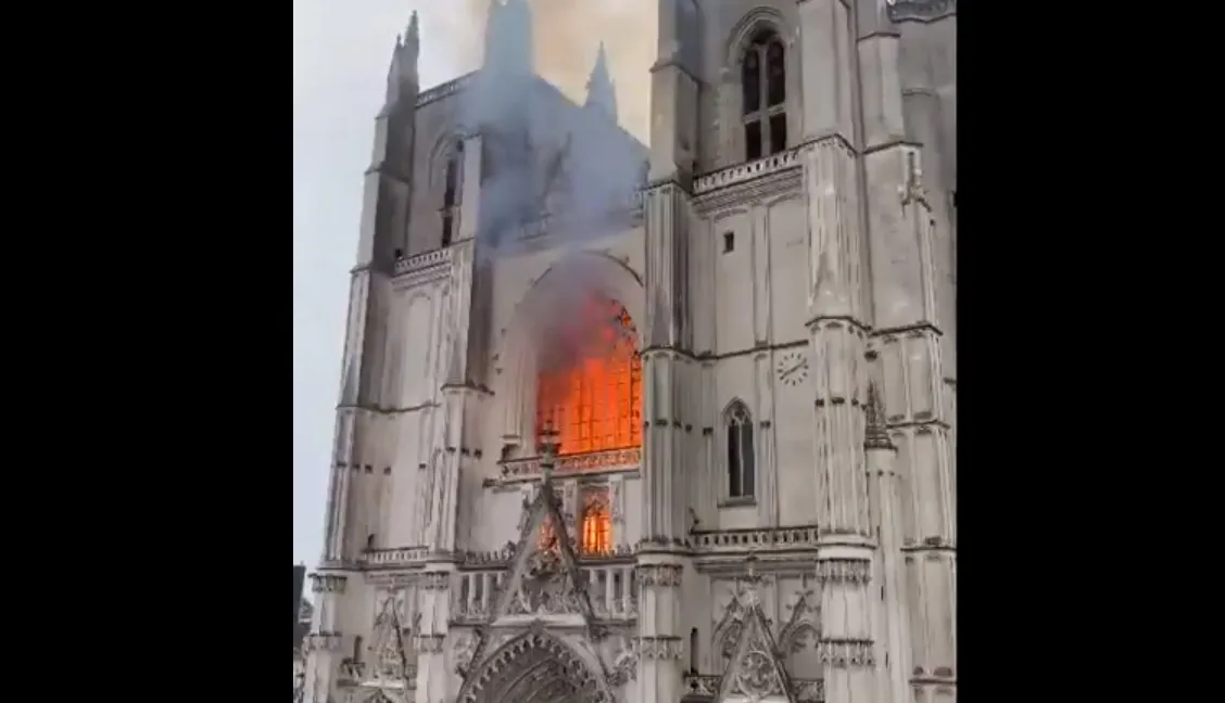 Las llamas han llegado a asomar por el medallón frontal de la catedral de Nantes - Youtube France News