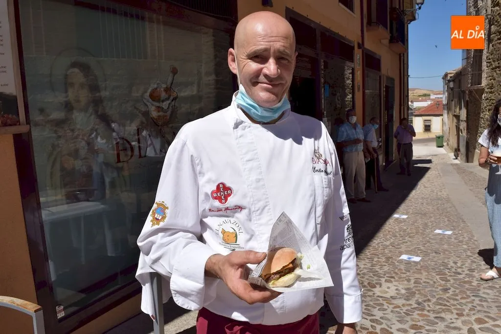 Emilio Muriel sostiene la tapa de hamburguesa con crujiente de potaje / Pedro Zaballos