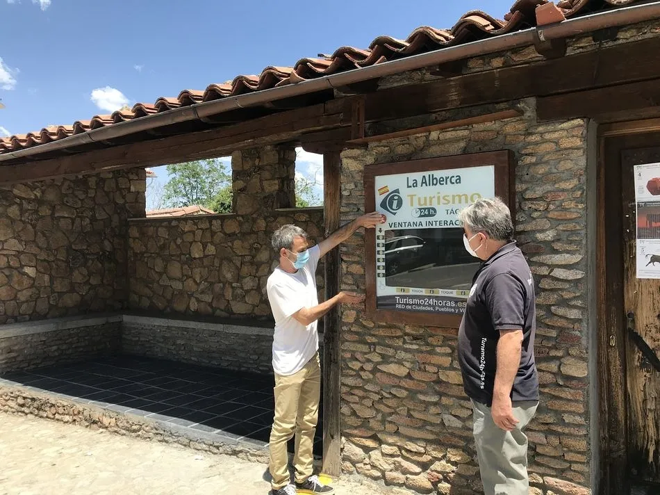 Instalan un dispensador de gel hidroalcohólico en pantallas de turismo táctiles