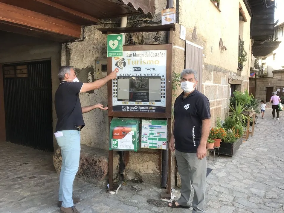 Foto 3 - Instalan un dispensador de gel hidroalcoh&oacute;lico en pantallas de turismo t&aacute;ctiles