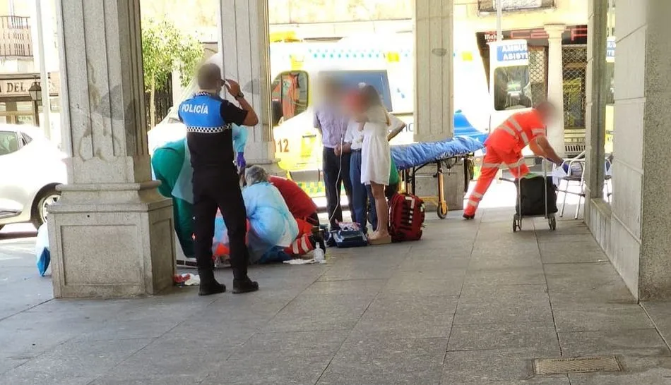 Instante en el que los sanitarios atienden a la víctima del atropello