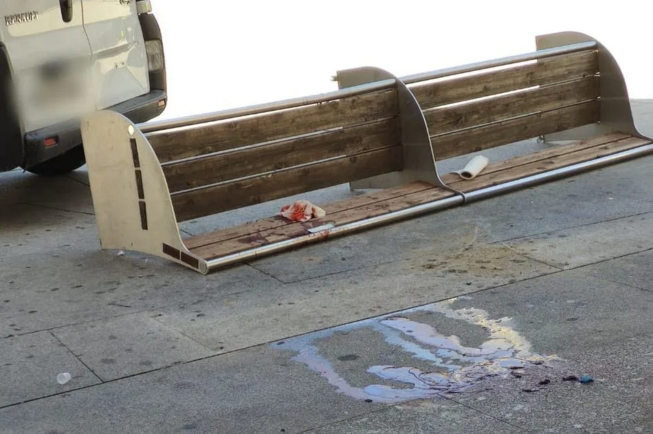 Foto 2 - Una furgoneta arrolla un banco de la plaza Mayor de Guijuelo provocando un herido