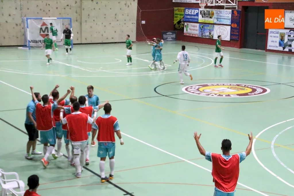 Los jugadores del Leis Pontevedra celebran uno de los goles anotados durante el partido / Roberto Jiménez