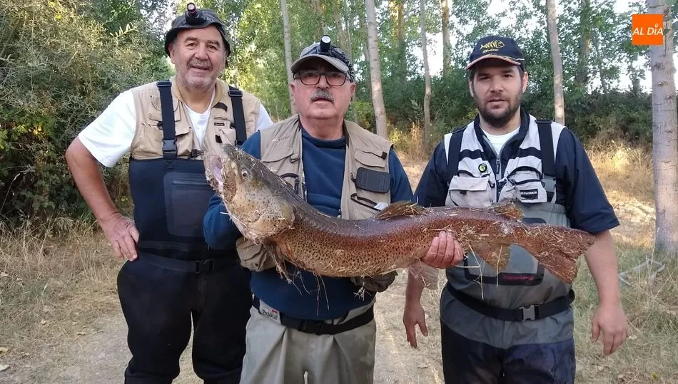 Los iñakis viajan desde Bilbao a Salamanca para pescar al legendario hucho / JOSÉ IGNACIO HERNÁNDEZ